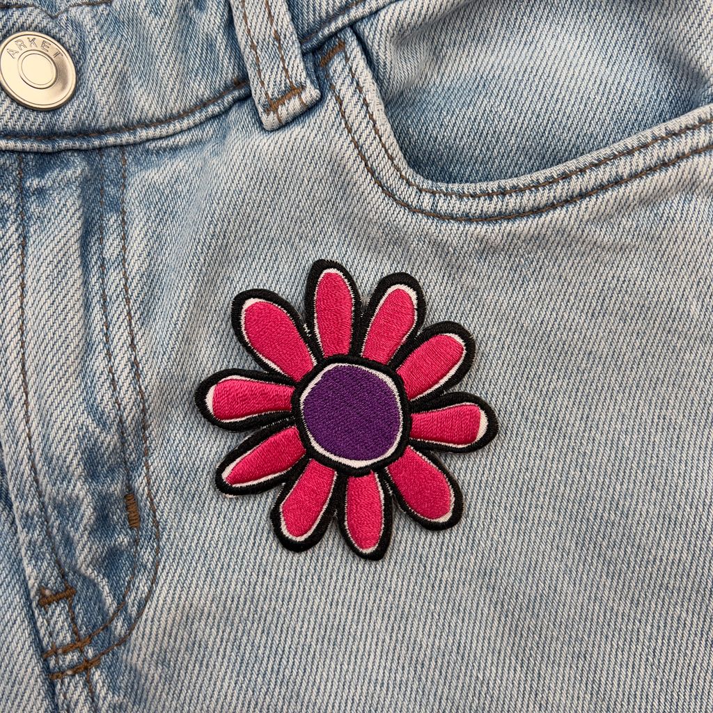 Färgglad Blomsterprakt: Tecknat Tygmärke för Kläder